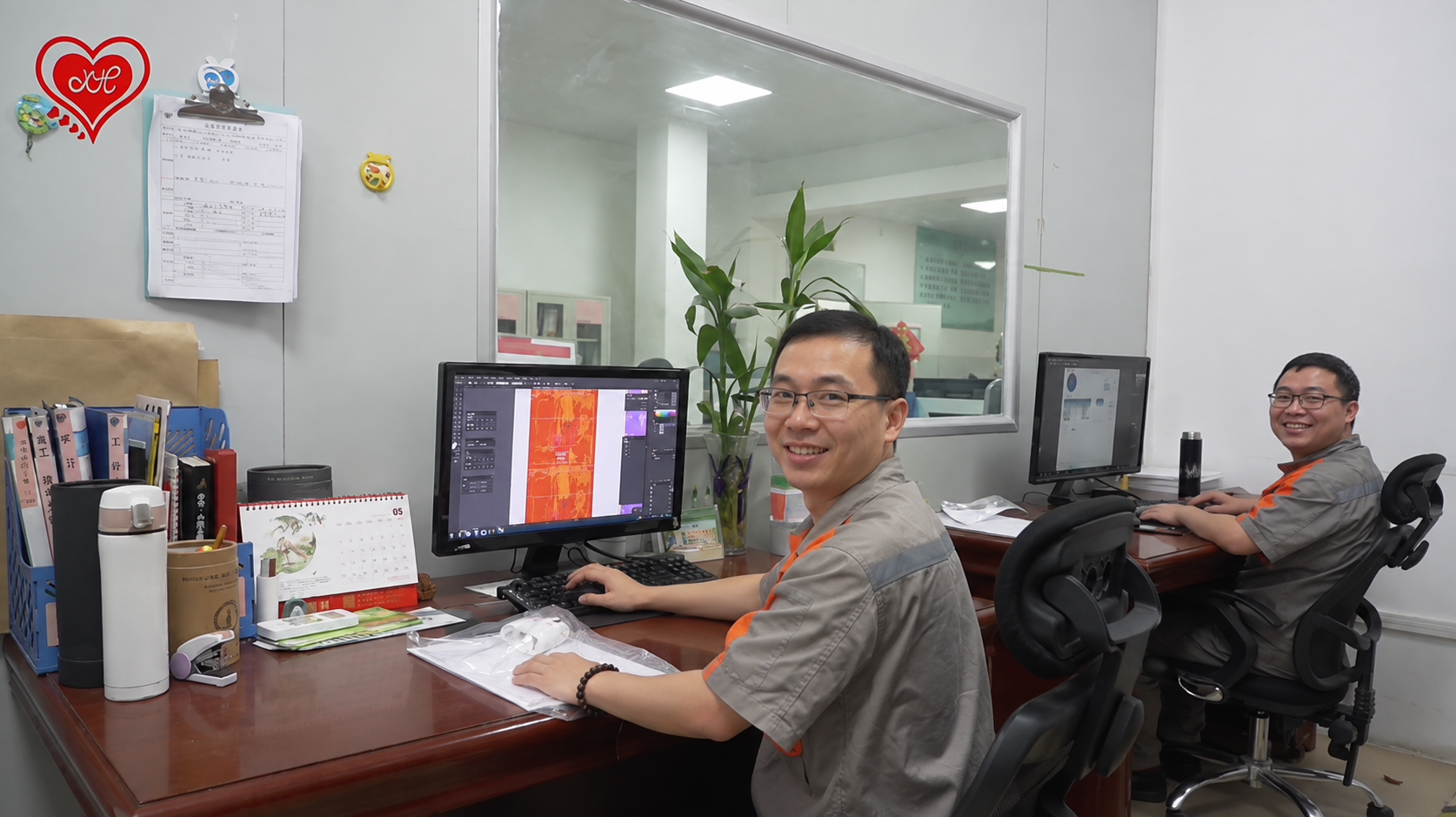 XinHe packaging engineering and R&D team reviewing custom packaging artwork